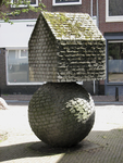 905980 Afbeelding van het bakstenen kunstwerk 'Planeet' van Herman Makkink uit 1991, op het pleintje tussen de ...